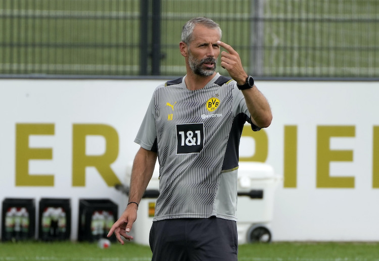 多特蒙德的教练正在指导他的球员