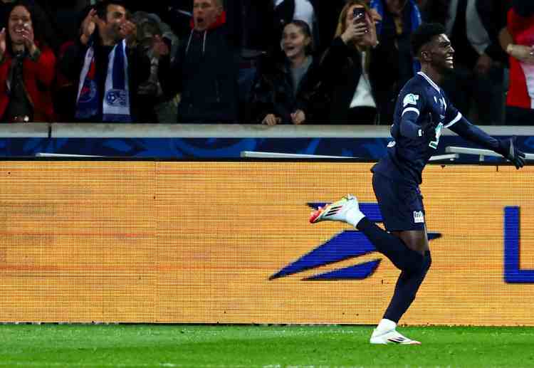 法国杯 敦刻尔克在比赛上半场开局阶段表现出色，一度以2比0领先巴黎圣日尔曼。