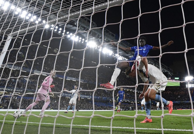 欧会杯 第64分钟，桑乔横扫传中，乔治面对空门头球偏出，切尔西错失扩大比分良机。