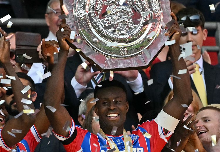 ဒါ့အပြင် ပရီးမီးယားလိဂ် ကလပ်ဟာ နယူးကာဆယ်က ဆွီဒင် တိုက်စစ်မှူး အလက်ဇန္တား အိဆက်ခ် ကိုလည်း ခေါ်ယူဖို့ ကြိုးပမ်းနေဆဲ ဖြစ်ပါတယ်။