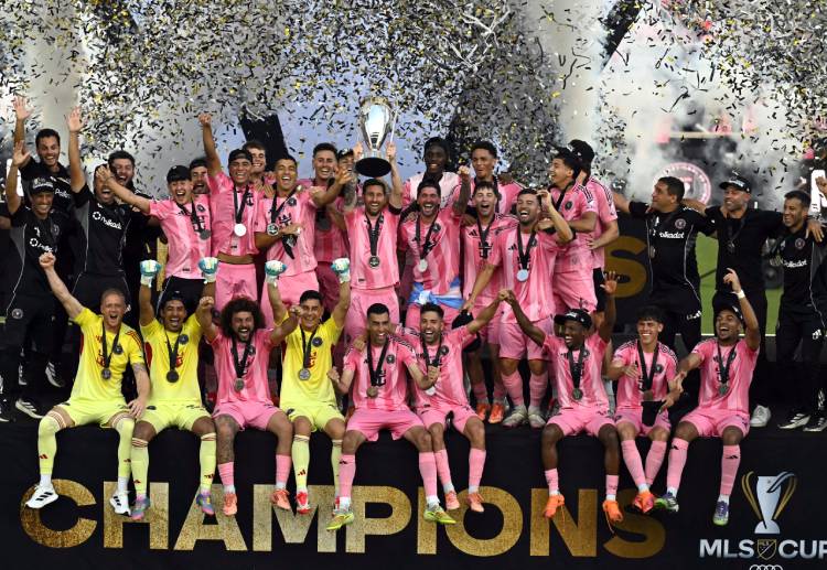 美职联 迈阿密国际首次捧起美职联冠军奖杯，梅西举杯欢呼，队友们尽情舞动庆祝