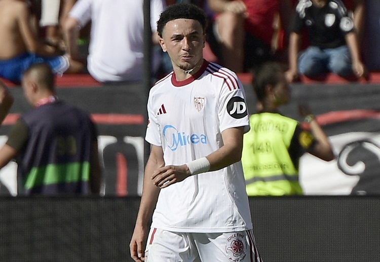 西甲联赛 塞维利亚的罗梅罗在一次拼抢中因报复性犯规被直接红牌罚下。