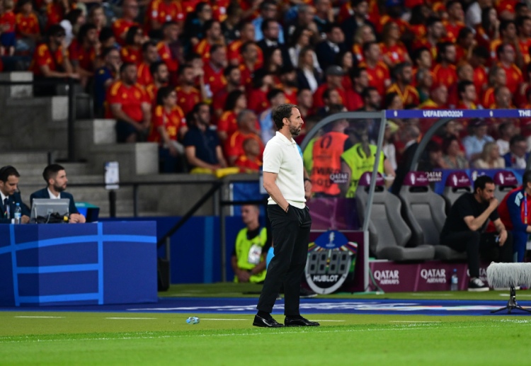 အခုဆိုရင် ပရီးမီးယားလိဂ် ကလပ် နှစ်သင်းမှ ချဲလ်ဆီးက လီယမ် ရိုစီနီယာကို နည်းပြသစ် အဖြစ် ခန့်အပ်ထားပြီး ယူနိုက်တက် ကတော့ မိုက်ကယ် ကာရစ်ကို ယာယီ နည်းပြ အဖြစ် ခန့်အပ်ထားပါတယ်။