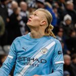 ပရီးမီးယားလိဂ် ရွှေဖိနပ်ဆုကို ပြိုင်ပွဲ စတင်ခဲ့တဲ့ ၁၉၉၂ ခုနှစ်ကတည်းက ရာသီအလိုက် ဂိုးအများဆုံးသွင်းသူတွေကို ပေးအပ်ခဲ့တာ ဖြစ်ပါတယ်။